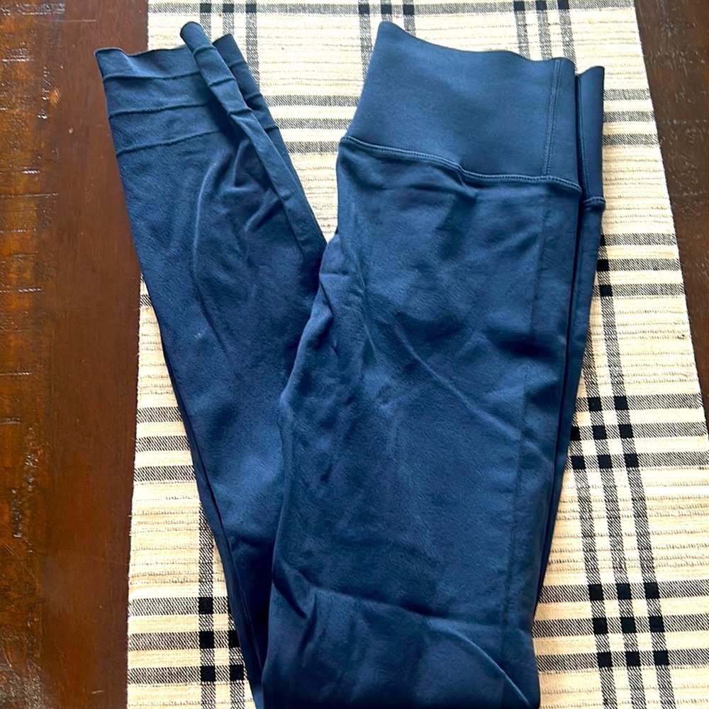 NWOT. Fabletics Sculpknit legging, navy blue, size large. Never worn.